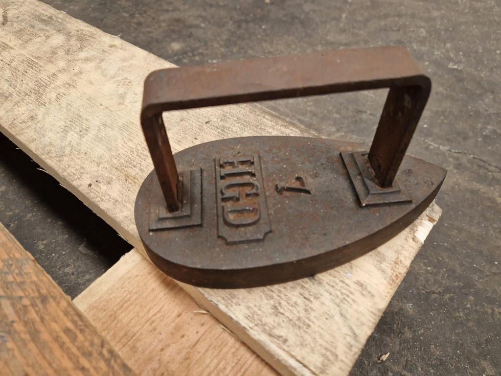 Oud gietijzeren strijkijzer, Enlèvement