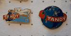 2 vintage pins merk computer Tandy, Ophalen of Verzenden, Zo goed als nieuw, Merk, Speldje of Pin