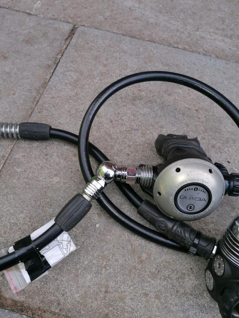 2Détendeurs plongée aqualung glacia complet,