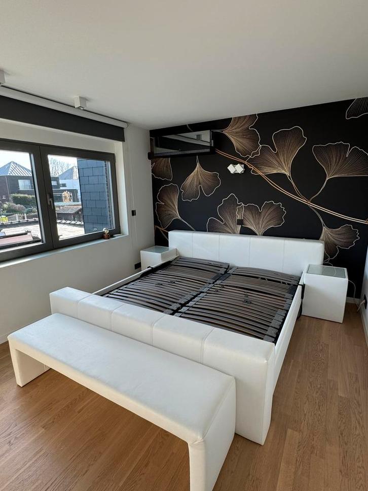 Cadre de lit aspect cuir blanc, Maison & Meubles, Chambre à coucher | Lits, Blanc, Enlèvement