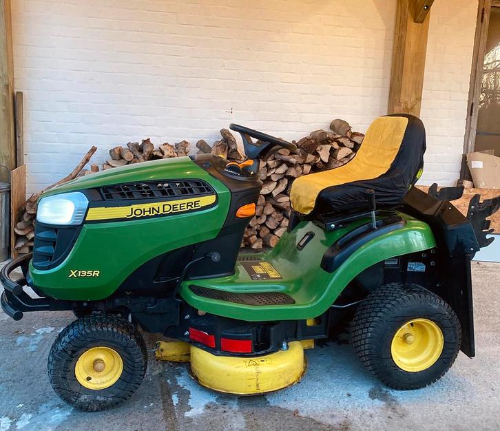 John Deere tondeuse X135R, Jardin & Terrasse, Tondeuses autoportées, Comme neuf, Bac de ramassage, Enlèvement