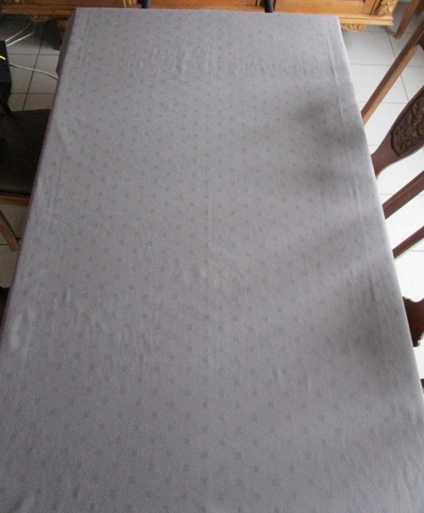 Stoffen tafelkleed 256x150cm kleur taupe - OPRUIM, Ophalen of Verzenden, Gebruikt, Overige kleuren, Tafelkleed of Tafelzeil