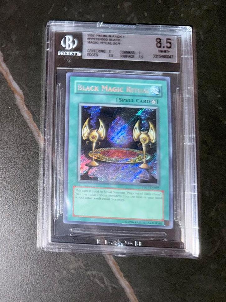 Yu-Gi-Oh! Black Magic Ritual SCR Beckett 8.5, Hobby en Vrije tijd, Verzamelkaartspellen | Yu-gi-Oh!, Zo goed als nieuw, Ophalen of Verzenden