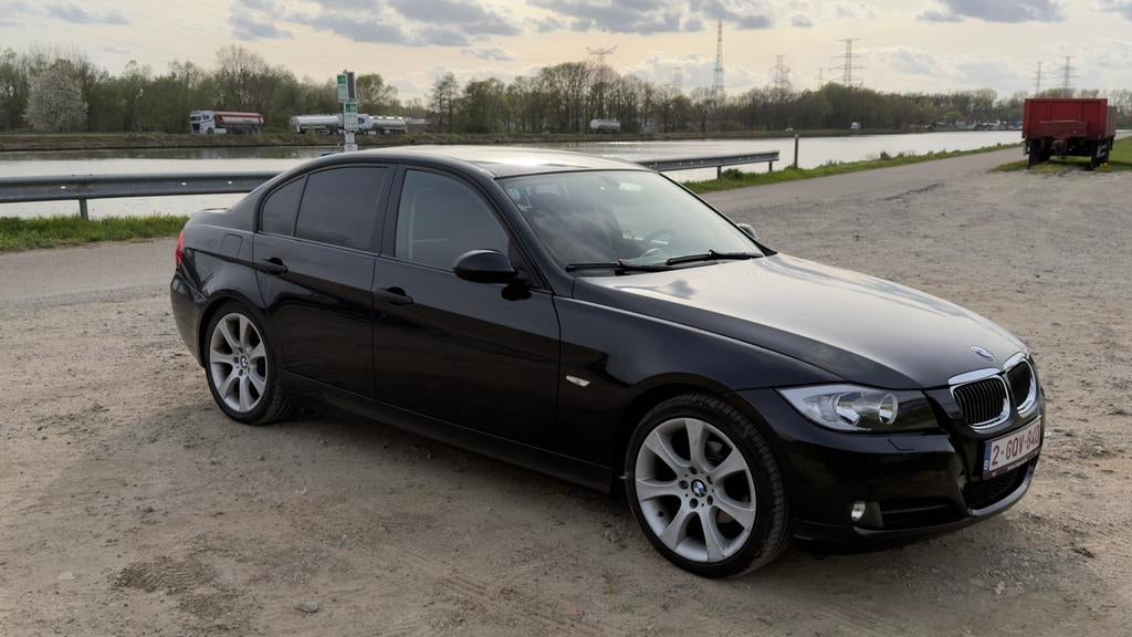 Bmw e90 318i +-185.000km, Auto's, BMW, Euro 5, Achterwielaandrijving, Zwart, 700 kg