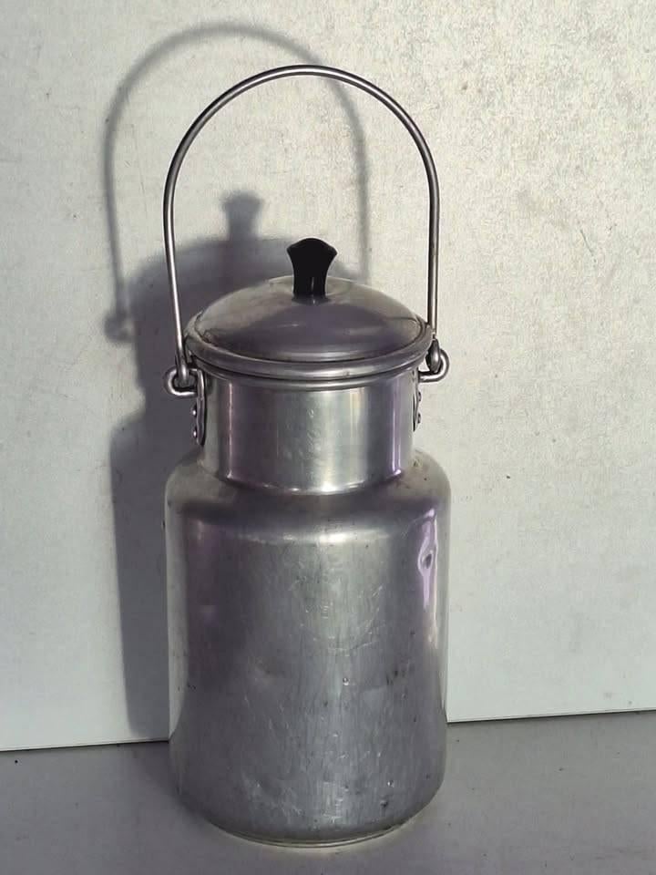 Jolie ancienne cruche à lait en aluminium, Antiquités & Art, Curiosités & Brocante, Enlèvement ou Envoi