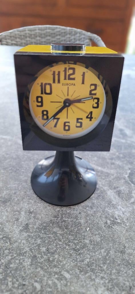 Klok Europa Uhren - televisie alarm clock geel en zwart, Antiek en Kunst, Antiek | Klokken, Ophalen