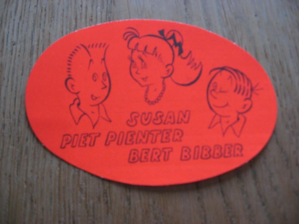 Piet Pienter Bert Bibber en Suzan POM Rood Sticker, Ophalen of Verzenden, Overige figuren, Nieuw, Plaatje, Poster of Sticker