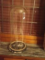 mondgeblazen globe met sokkel, Ophalen
