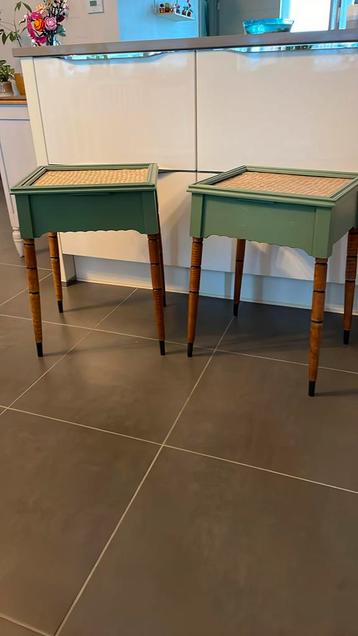 2 vintage bijzettafeltjes beschikbaar voor biedingen