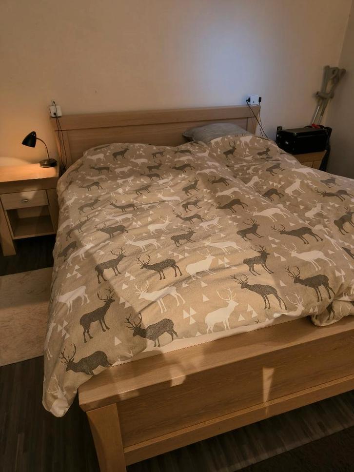 2 pers bed met elektr. lattenbodem, 2nachtkastje, 1 Commode, Huis en Inrichting, Slaapkamer | Complete slaapkamers, Zo goed als nieuw