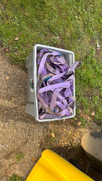 Verschillende hijsbanden beschikbaar voor biedingen