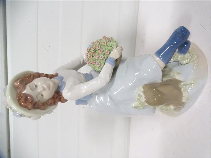 A6227. Porseleinen Beeld van Nadal | Jonge vrouw met bloemen, Antiek en Kunst, Antiek | Porselein, Ophalen of Verzenden