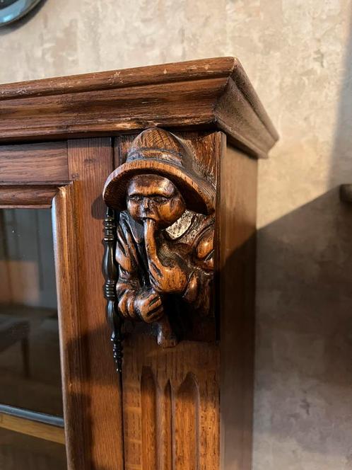 Antieke eiken vitrinekast met handgesneden figuren, Antiek en Kunst, Antiek | Meubels | Kasten, Ophalen