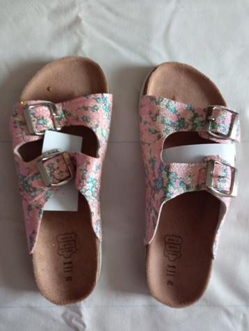 Mules roses avec fleurs et paillettes. Cuir..