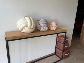 Moderne decoratieve knoopkussens beschikbaar voor biedingen