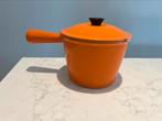 Le Creuset fondue of saus pan 16 cm Harmonic Orange, Gebruikt, Gietijzer, Overige typen, Ophalen of Verzenden
