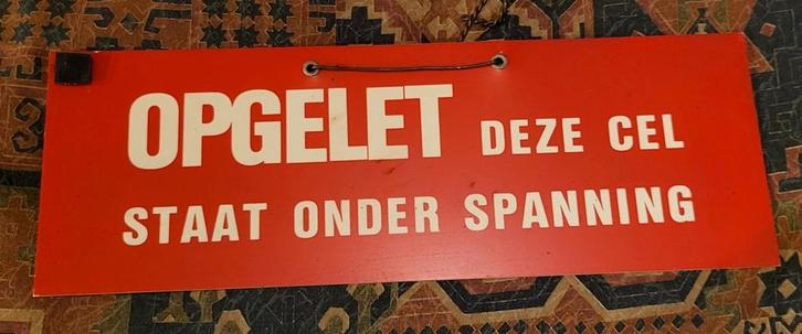 Bord OPGELET deze cel staat onder spanning, Huis en Inrichting, Woonaccessoires | Tekstborden en Spreuken, Ophalen of Verzenden