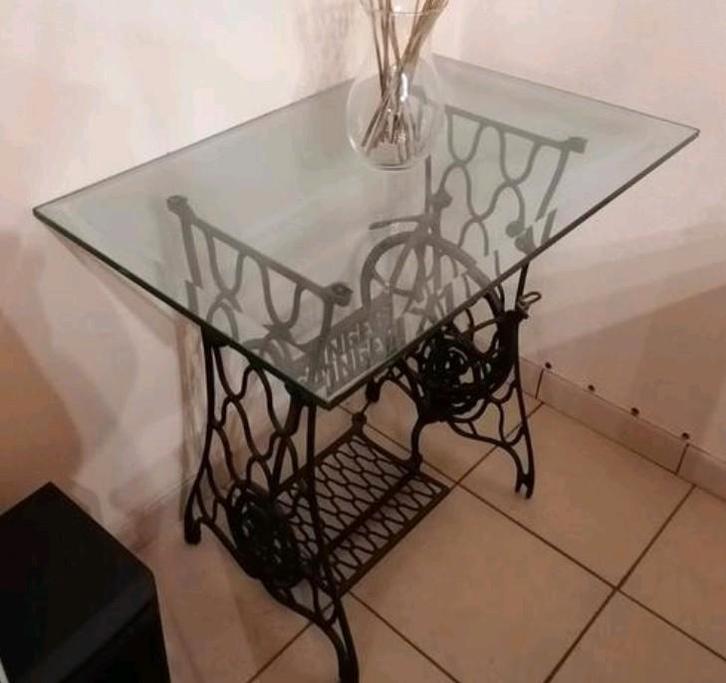 Table avec plateau en verre épais et cadre Singer, Antiquités & Art, Antiquités | Meubles | Tables, Enlèvement