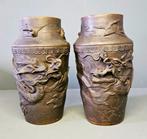 Paar antieke bronzen vazen met drakendecor, Antiquités & Art, Antiquités | Vases, Enlèvement ou Envoi