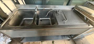 Lavabo en inox avec robinet - 2 éviers disponible aux enchères