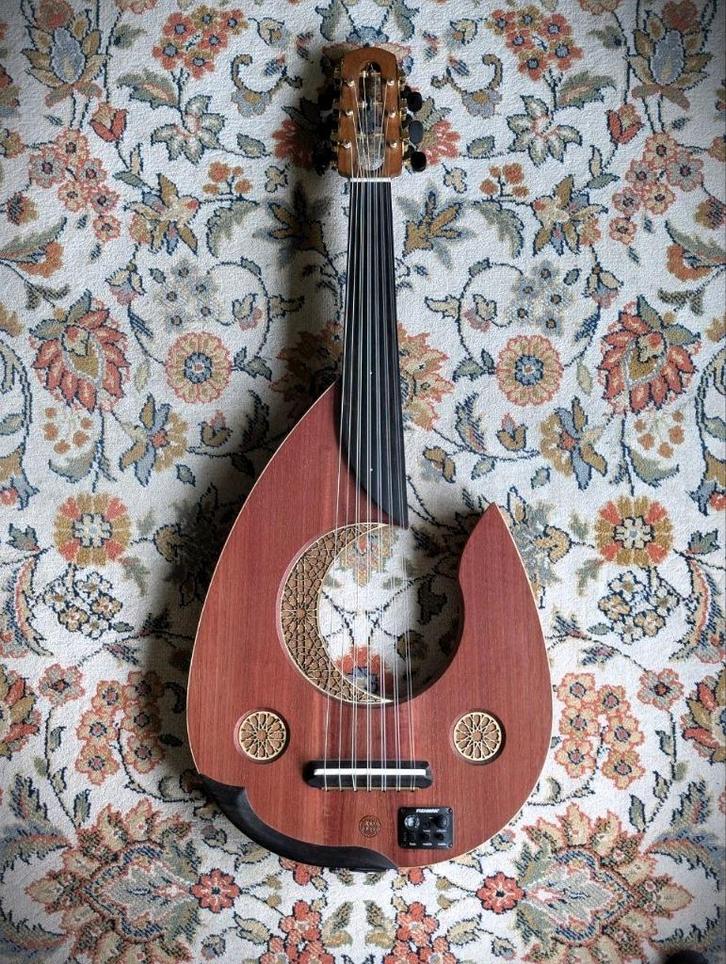 Oud moon: lunar electric oud made in France, Muziek en Instrumenten, Snaarinstrumenten | Overige, Ophalen of Verzenden