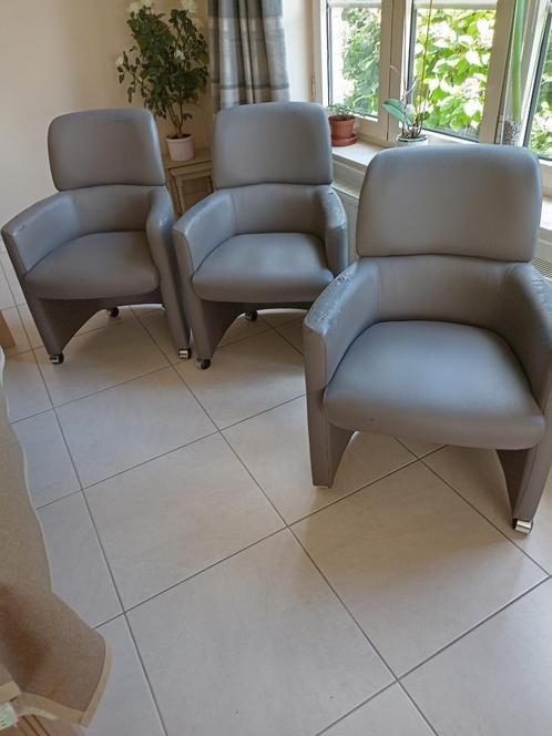 Gratis, Huis en Inrichting, Stoelen, Gebruikt, Vijf, Zes of meer stoelen, Kunststof, Bruin, Ophalen