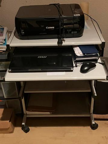 Computer Tafeltje met Wielen beschikbaar voor biedingen