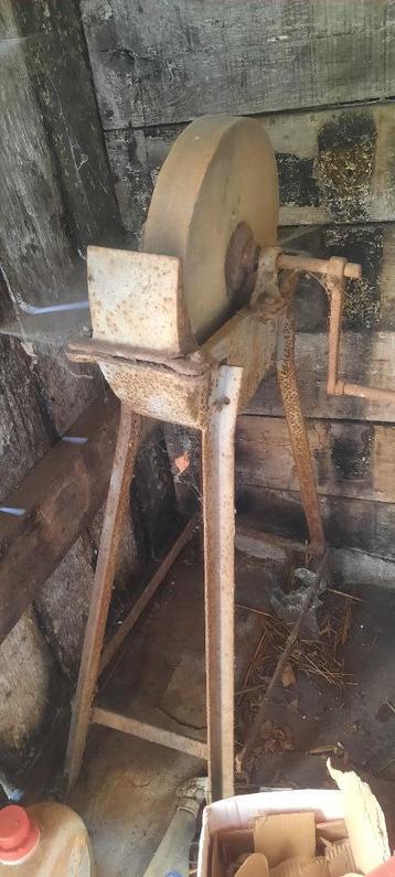Meule à aiguiser ancienne – à manivelle beschikbaar voor biedingen