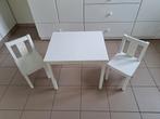Table pour enfants en bois blanc avec 2 télésièges assortis, Enfants & Bébés, Enlèvement, Utilisé
