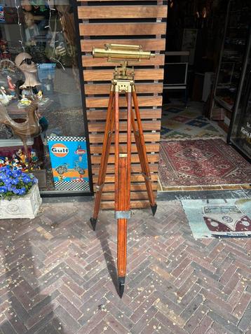 Oude landmeter  beschikbaar voor biedingen