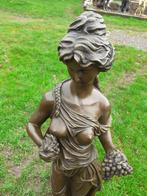 Gesigneerd bronzen beeld (de elegante dame met druiventrosse, Antiek en Kunst, Ophalen, Brons