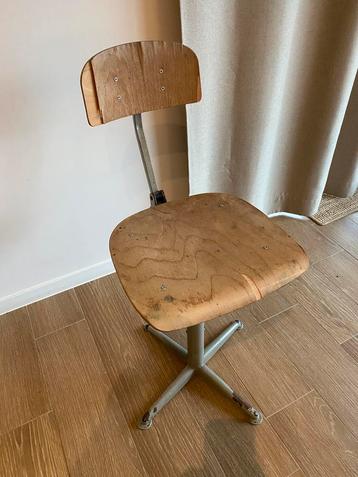Hoge labostoel beschikbaar voor biedingen
