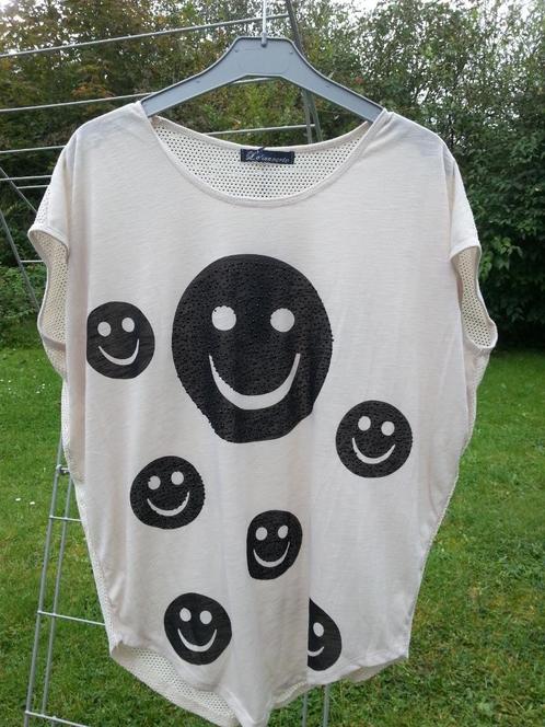 leuk t-shirt beige rug+gaatjes smiley's + zwarte strass, Vêtements | Femmes, T-shirts, Neuf, Beige, Manches courtes, Enlèvement ou Envoi