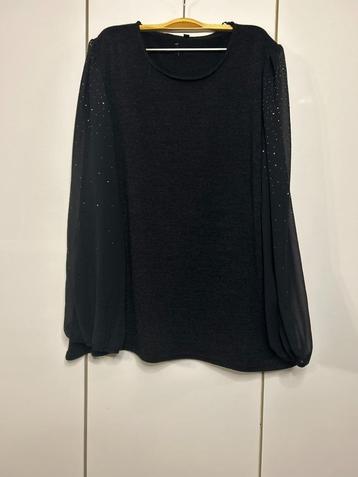 Zwarte trui van twee materialen met glanzende mouwen - Maat 