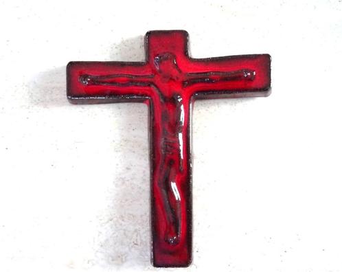 Kruisbeeld bloedrood keramiek, Antiek en Kunst, Antiek | Keramiek en Aardewerk, Ophalen of Verzenden
