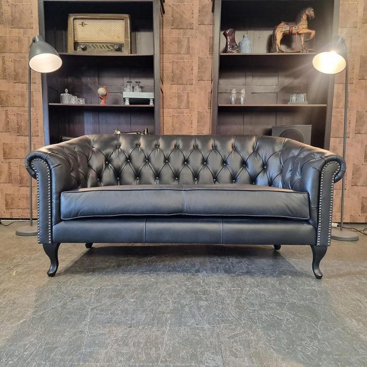 Chesterfield Hampton 2-zits - Zwart // NIEUW!, Antiek en Kunst, Antiek | Meubels | Stoelen en Sofa's, Ophalen