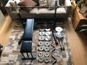 Bench en haltersteun met stangen en gewichten in chroom, Sport en Fitness, Ophalen, Benen, Krachtstation, Zo goed als nieuw