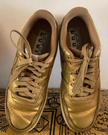 Chaussures de sport Nike Air Force 1 dorées 1992