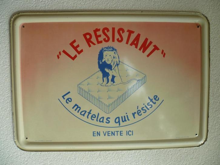 BLIKKEN RECLAME BORDJE"LE RESTISTANT MATELAS"UIT 1955, Verzamelen, Merken en Reclamevoorwerpen, Zo goed als nieuw, Reclamebord