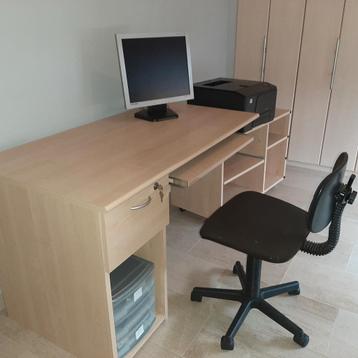 Mooi bureau, kleur lichte eik. beschikbaar voor biedingen