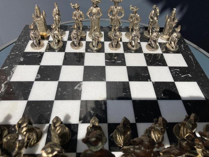 John Georgalas metalen schaakspel - goudkleurige stukken en, Verzamelen, Poppetjes en Figuurtjes, Gebruikt, Ophalen of Verzenden