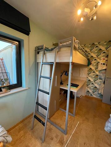 Kwalitatieve hoogslaper uit gespecialiseerde meubelzaak. beschikbaar voor biedingen