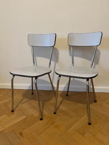 2 chaises en formica. beschikbaar voor biedingen