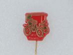 SP1828 Speldje Peugeot 1892 goud op rood, Collections, Broches, Pins & Badges, Utilisé, Enlèvement ou Envoi