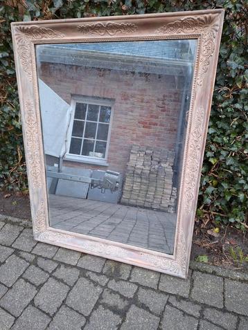 Un magnifique miroir ancien de 113 x 88 cm. 