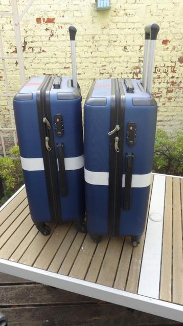 2 blauwe valiezen,trolly nooit gebruikt. beschikbaar voor biedingen