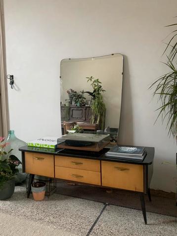 Vintage dressoir met spiegel beschikbaar voor biedingen
