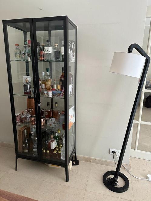 Zwarte MILSBO vitrinekast van IKEA – goede staat, Huis en Inrichting, Kasten | Vitrinekasten, Gebruikt, 150 tot 200 cm, 50 tot 100 cm