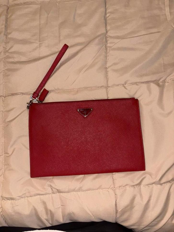 Prada Clutch – Origineel, Rood Saffiano Leer, Handtassen en Accessoires, Tassen | Schoudertassen, Zo goed als nieuw, Rood, Leer