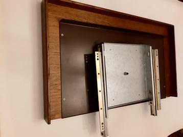 Draaibare metalen Plateau op houten paneel  beschikbaar voor biedingen